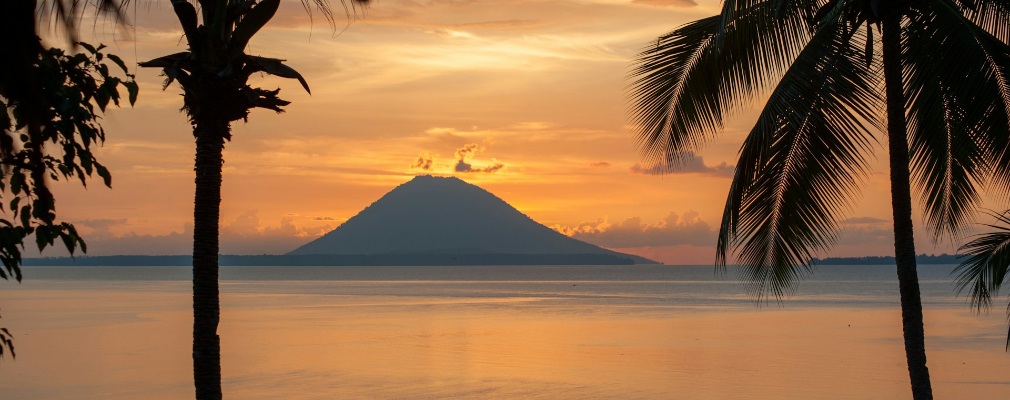 Montagne sur la côte de la province de Sulawesi